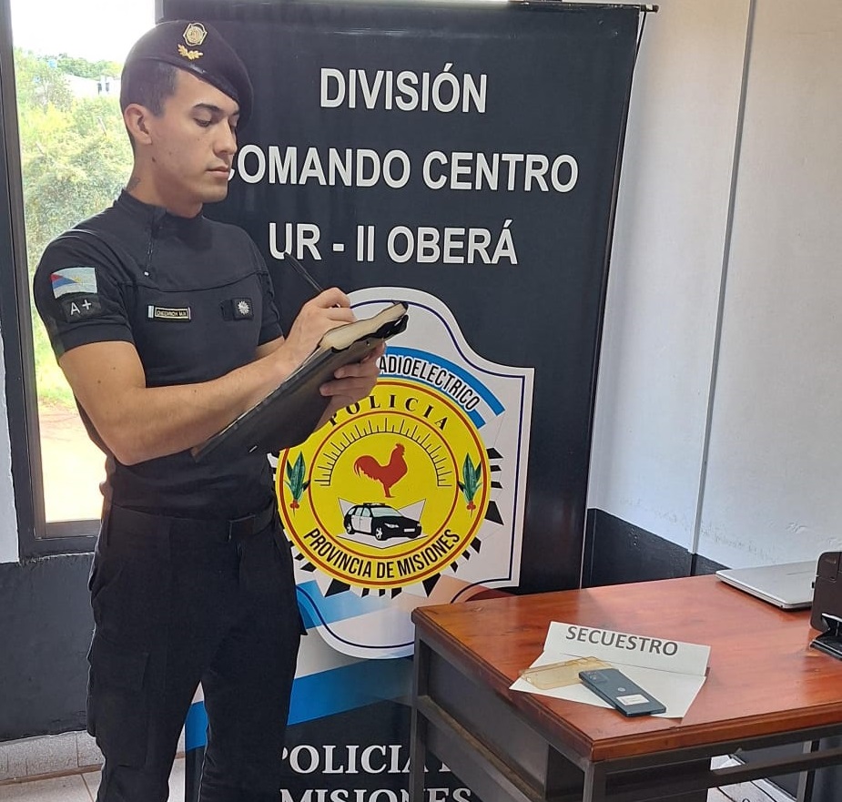 Un chico de 14 años fue a la casa de un compañero y aprovechó para robar un celular