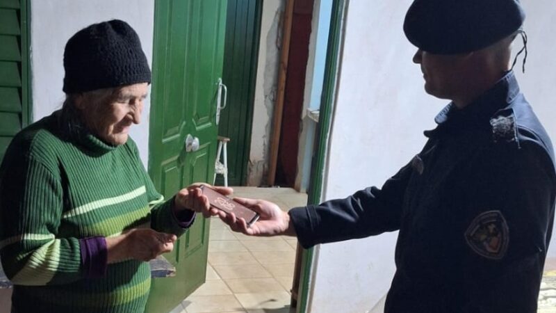 Una abuela se olvidó el celu en el corredor y desapareció: la policía recuperó el aparato