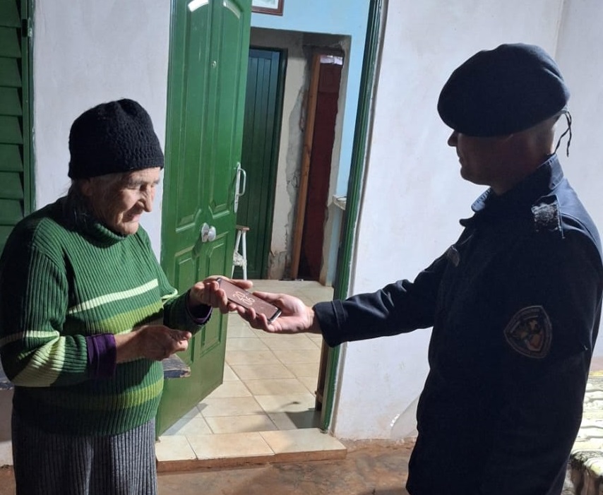 Una abuela se olvidó el celu en el corredor y desapareció: la policía recuperó el aparato
