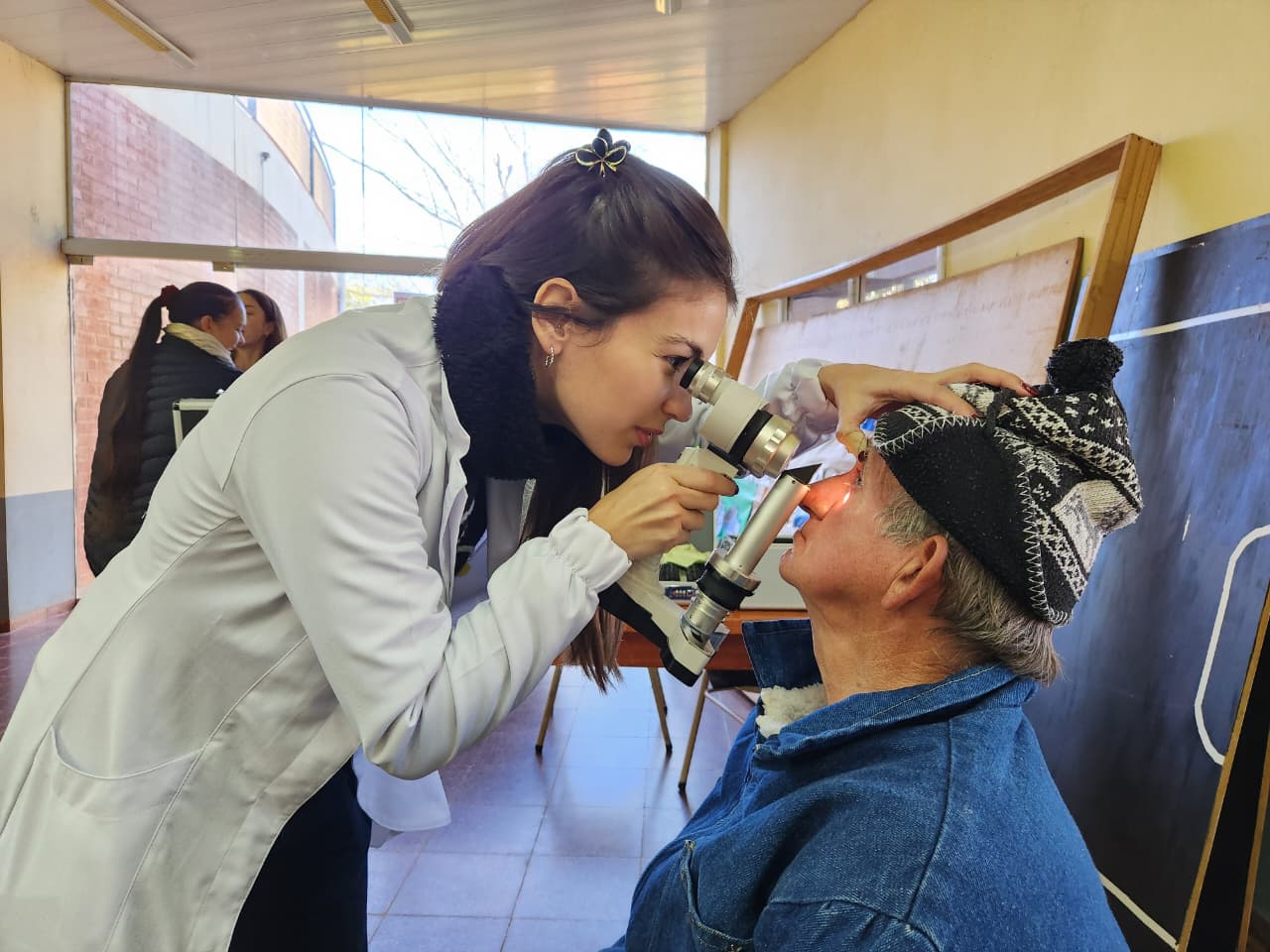 Diagnósticos, derivaciones y anteojos recetados, lo que acercó Mirar Mejor a vecinos de Campo Grande