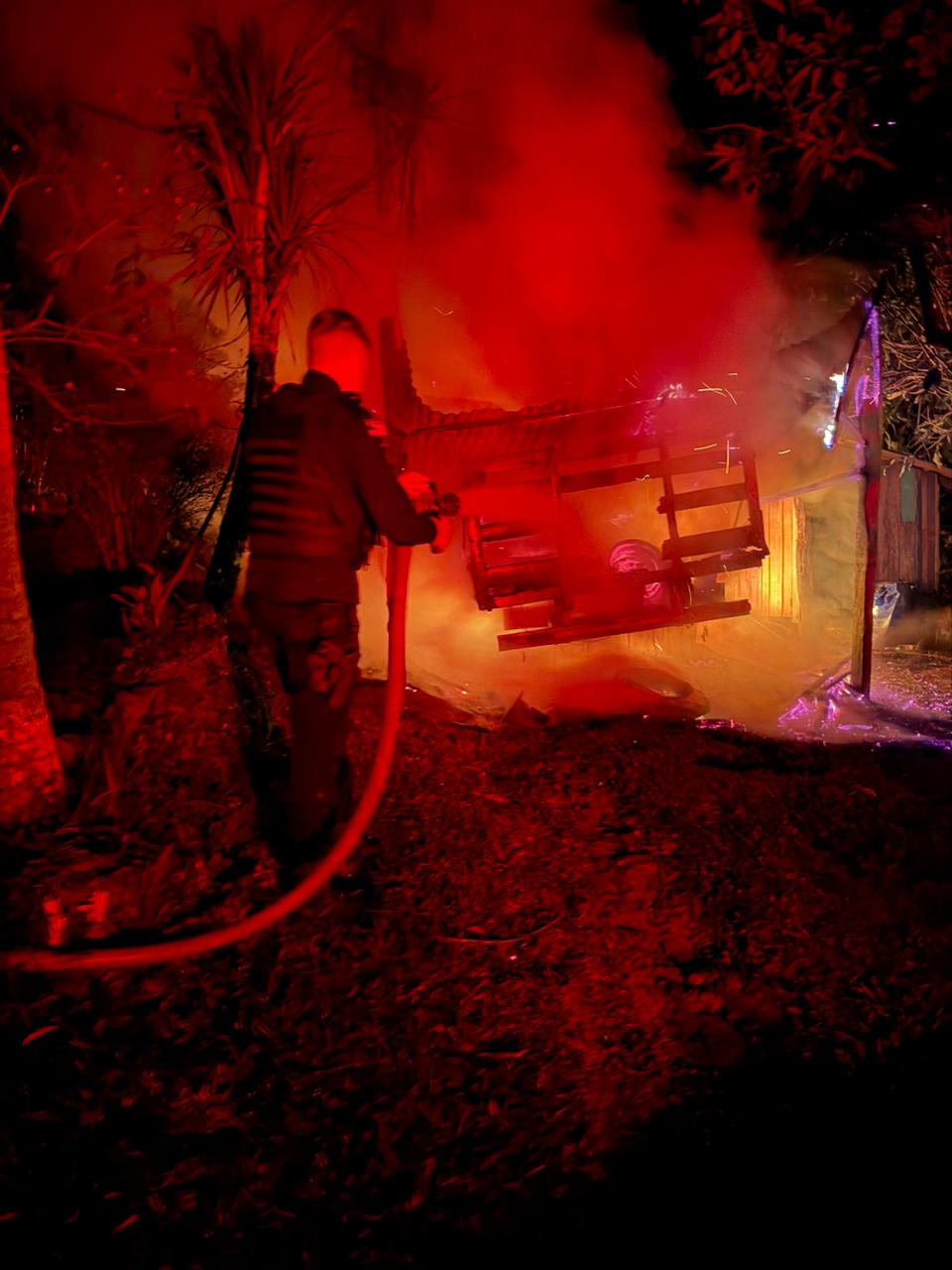 Una camioneta y dos motos destruidas en un incendio en Campo Ramón