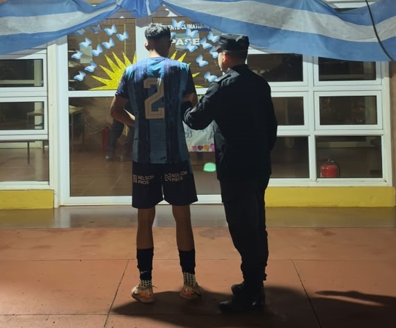 Le pegó una trompada a un árbitro y fue detenido en Los Helechos