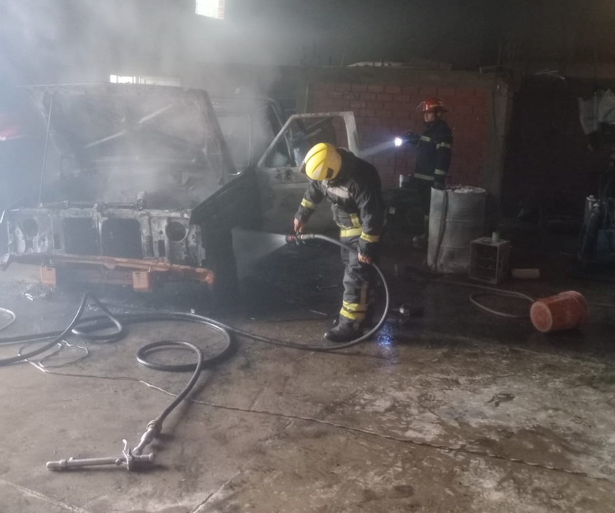 Mandó a reparar la camioneta y se quemó en el taller