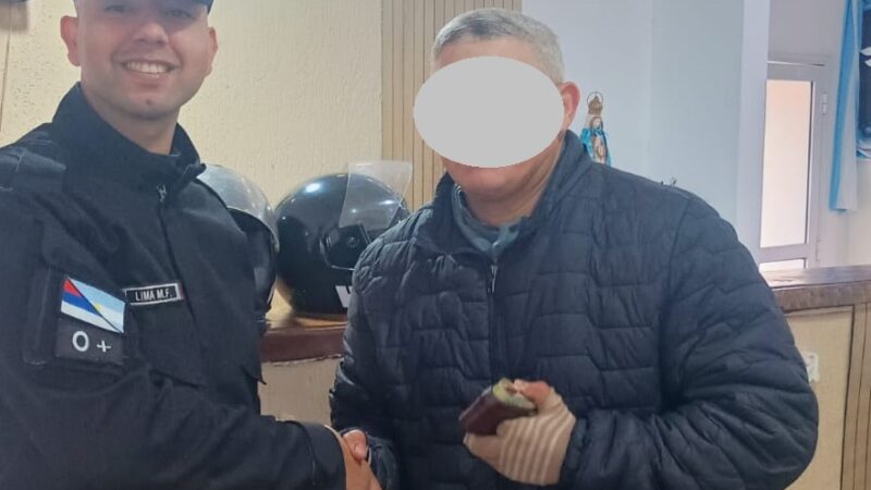 Encontró una billetera con plata, llevó a la policía y se la devolvieron al dueño