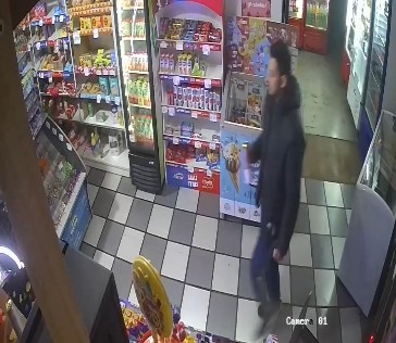Abrieron el auto de un gendarme, robaron tarjetas y compraron en un kiosco: fueron detenidos