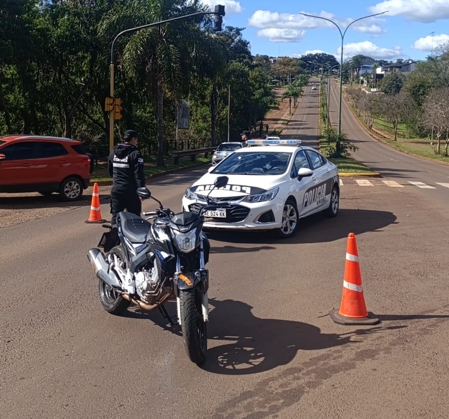 Conductor de moto Didi chocó otra moto estacionada en un semáforo y se rompió una pierna
