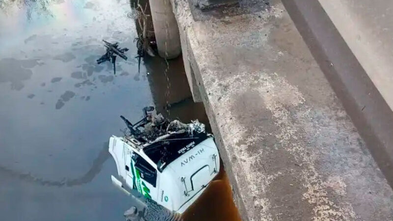 Milagro sobre la ruta 14: camionero misionero sobrevivió tras caer al río luego de un violento choque