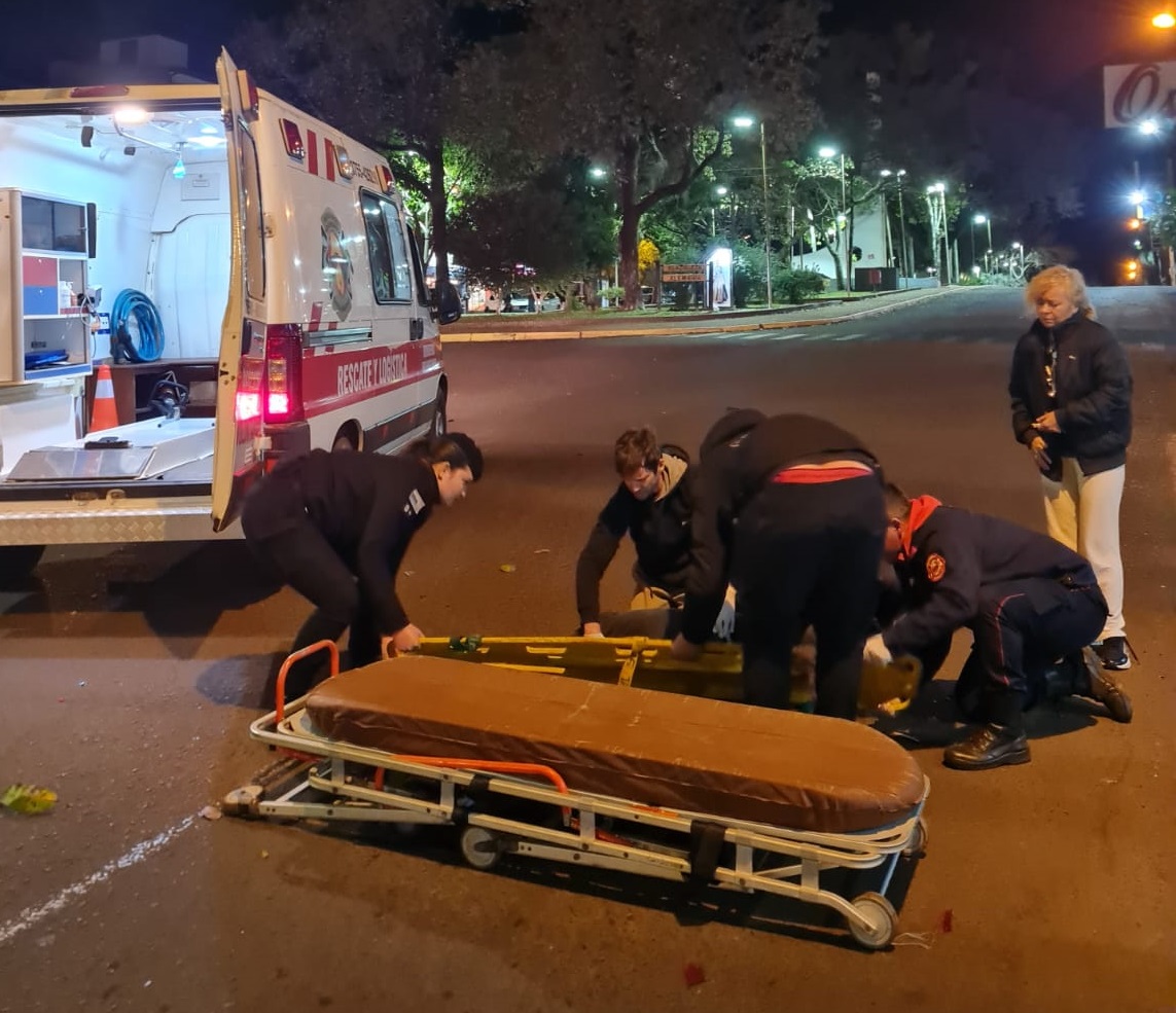 Una motociclista sufrió una grave fractura tras chocar contra un auto estacionado en avenida Libertad