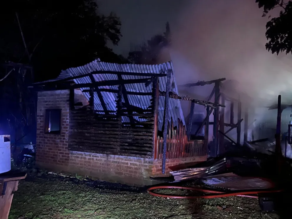 Una mujer falleció al quedar atrapada en el incendio de su casa