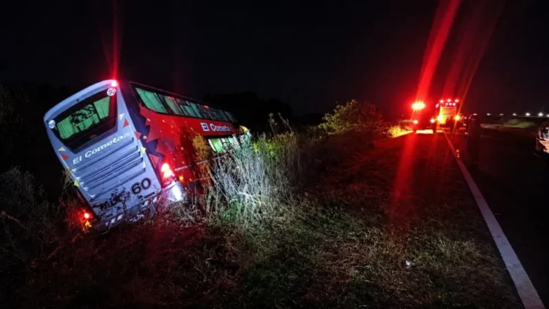 Colectivo con destino a Oberá chocó en la ruta y casi volcó