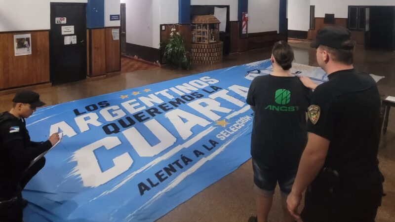 La Policía identificó y demoró a tres sospechosos de robar una bandera gigante del frente de un local en Oberá