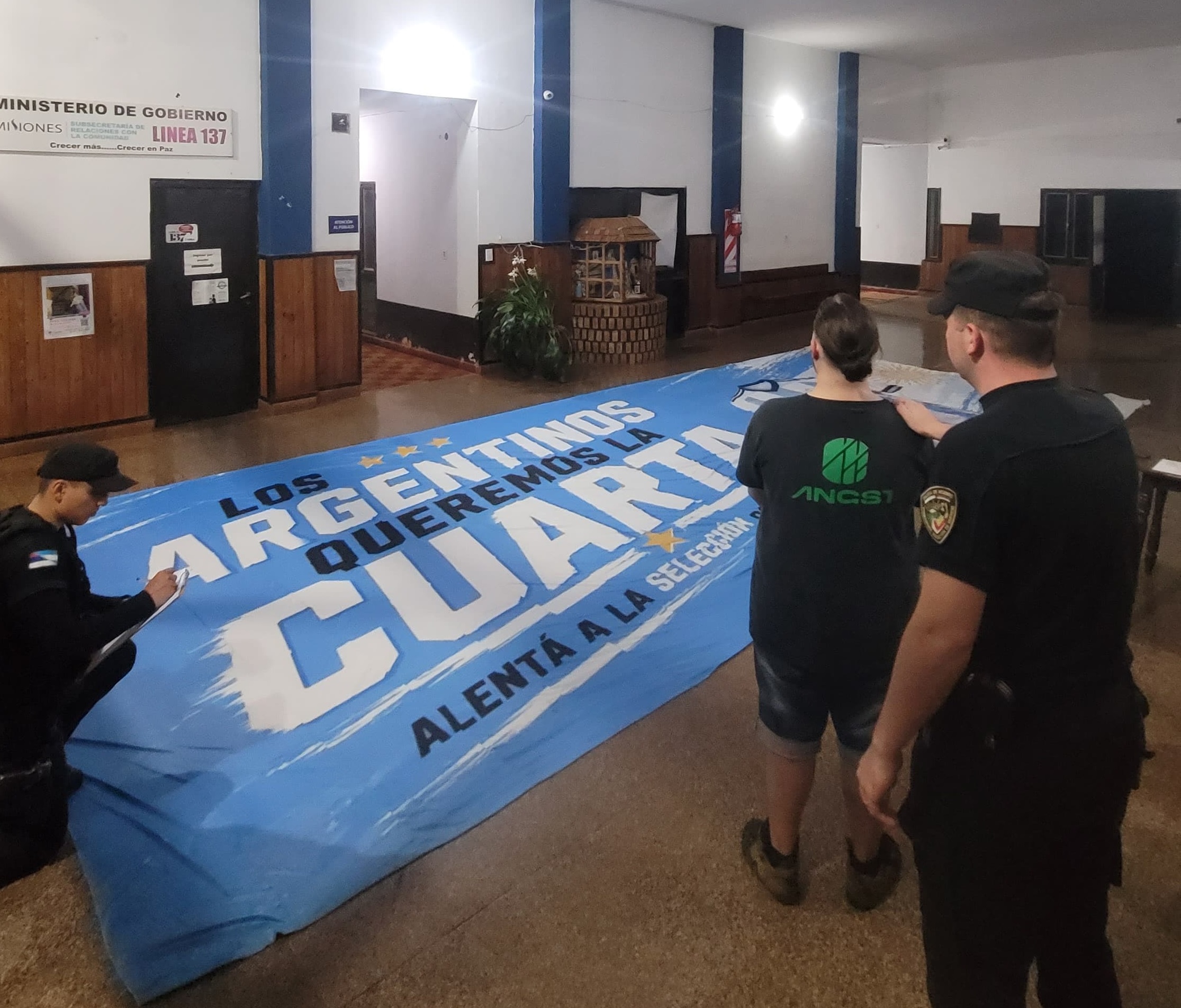La Policía identificó y demoró a tres sospechosos de robar una bandera gigante del frente de un local en Oberá
