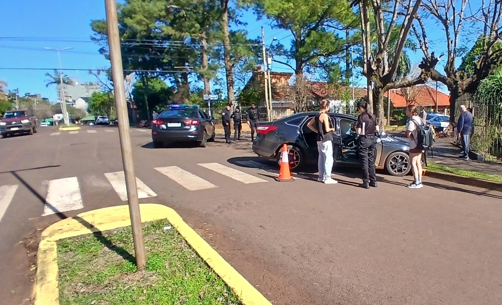 Choque entre un auto y una camioneta en una esquina de Oberá: un conductor fue hospitalizado
