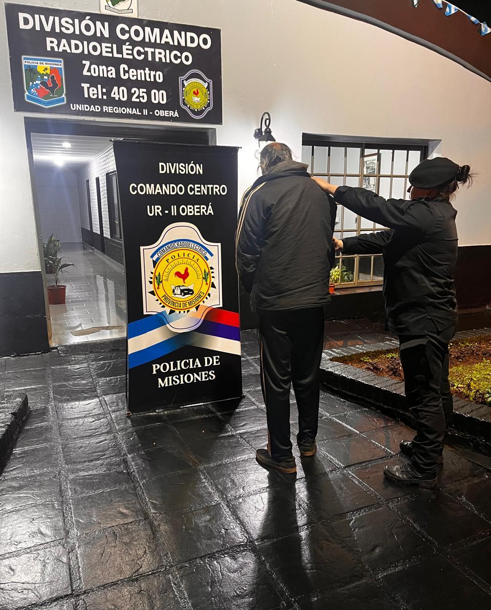Robo 14 cajas de cerámica de un policía y se las vendió a un vecino que las colocó en el baño