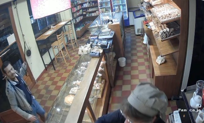 Con un hierro en la mano irrumpió en Confitería Alemana y exigió comida bajo amenazas