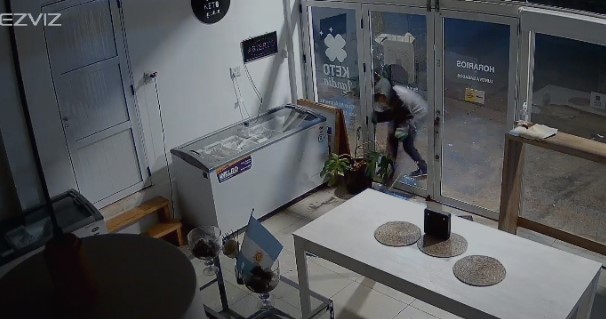 Destruye vidrieras y puertas de blindex para robar en locales de Oberá: tiene 17 años y suma antecedentes
