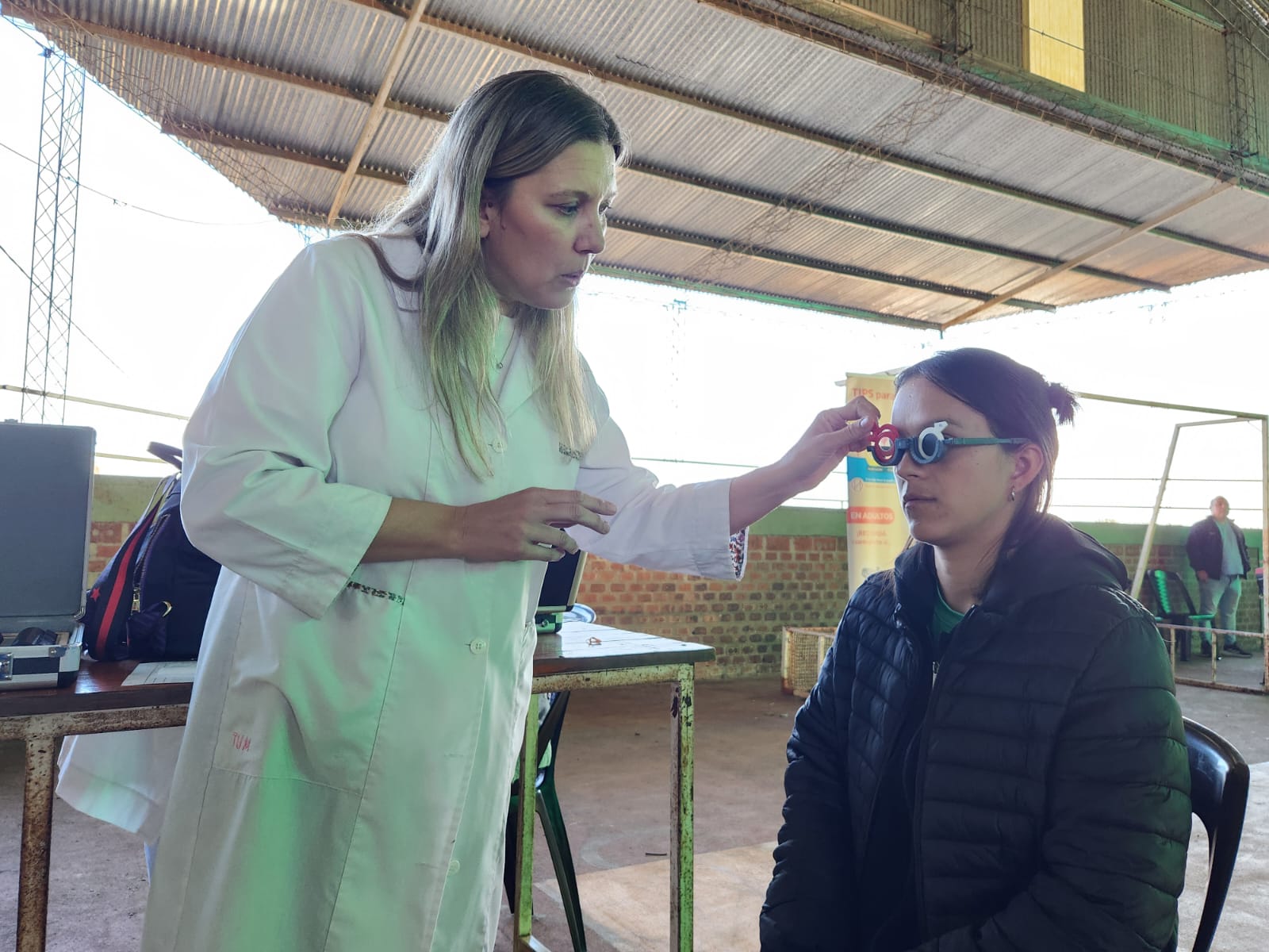 Mirar Mejor convocó a centenares de vecinos de Alem por diagnósticos, consultas y anteojos recetados