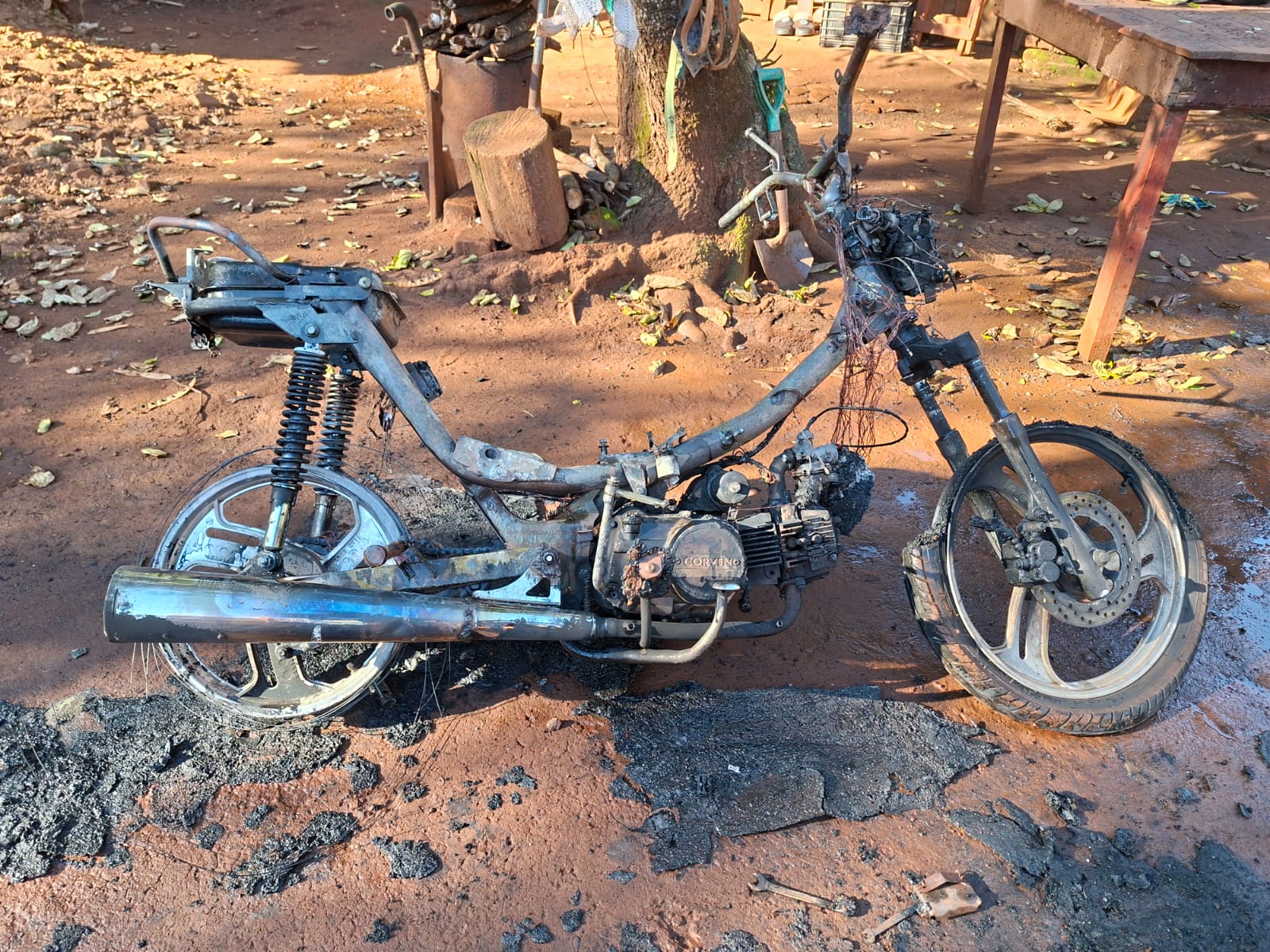 Investigan el incendio intencional de una moto en Villa Stemberg