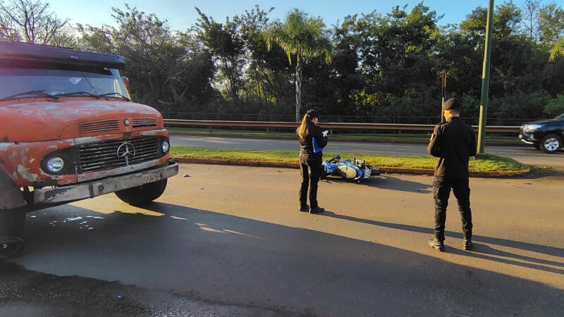 Motociclista resultó herido tras chocar contra un camión detenido en un semáforo