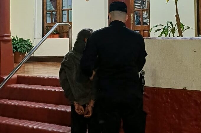 Detuvieron a un hombre acusado de agredir y pisarle el cuello a su pareja con retraso