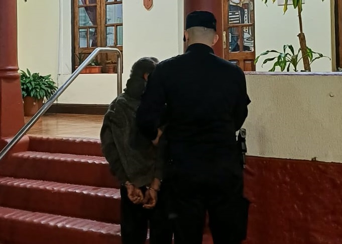 Detuvieron a un hombre acusado de agredir y pisarle el cuello a su pareja con retraso
