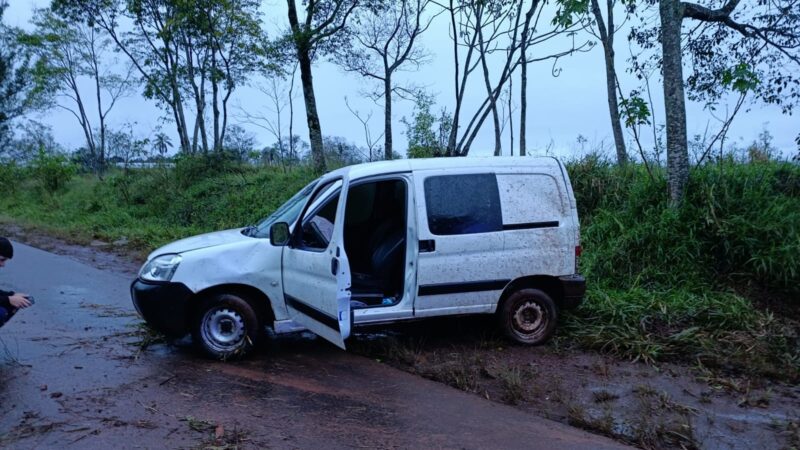 Un menor de 16 años se llevó sin permiso la camioneta de sus padres y despistó