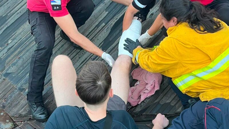Trabajaba en un techo, se cortó y tuvo que ser rescatado