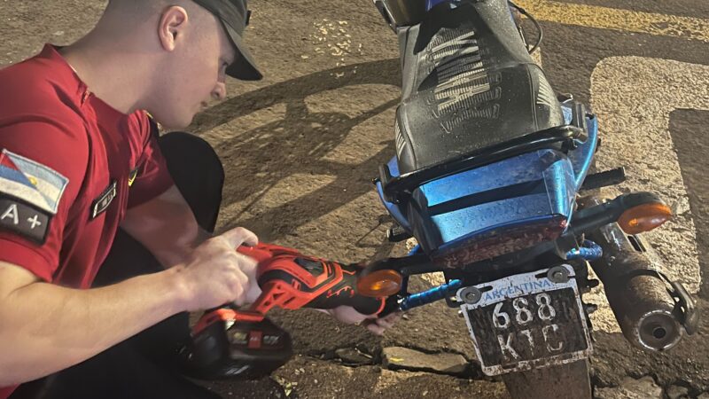 Inusual pedido de auxilio: solicitó ayuda a los Bomberos para liberar su moto del candado