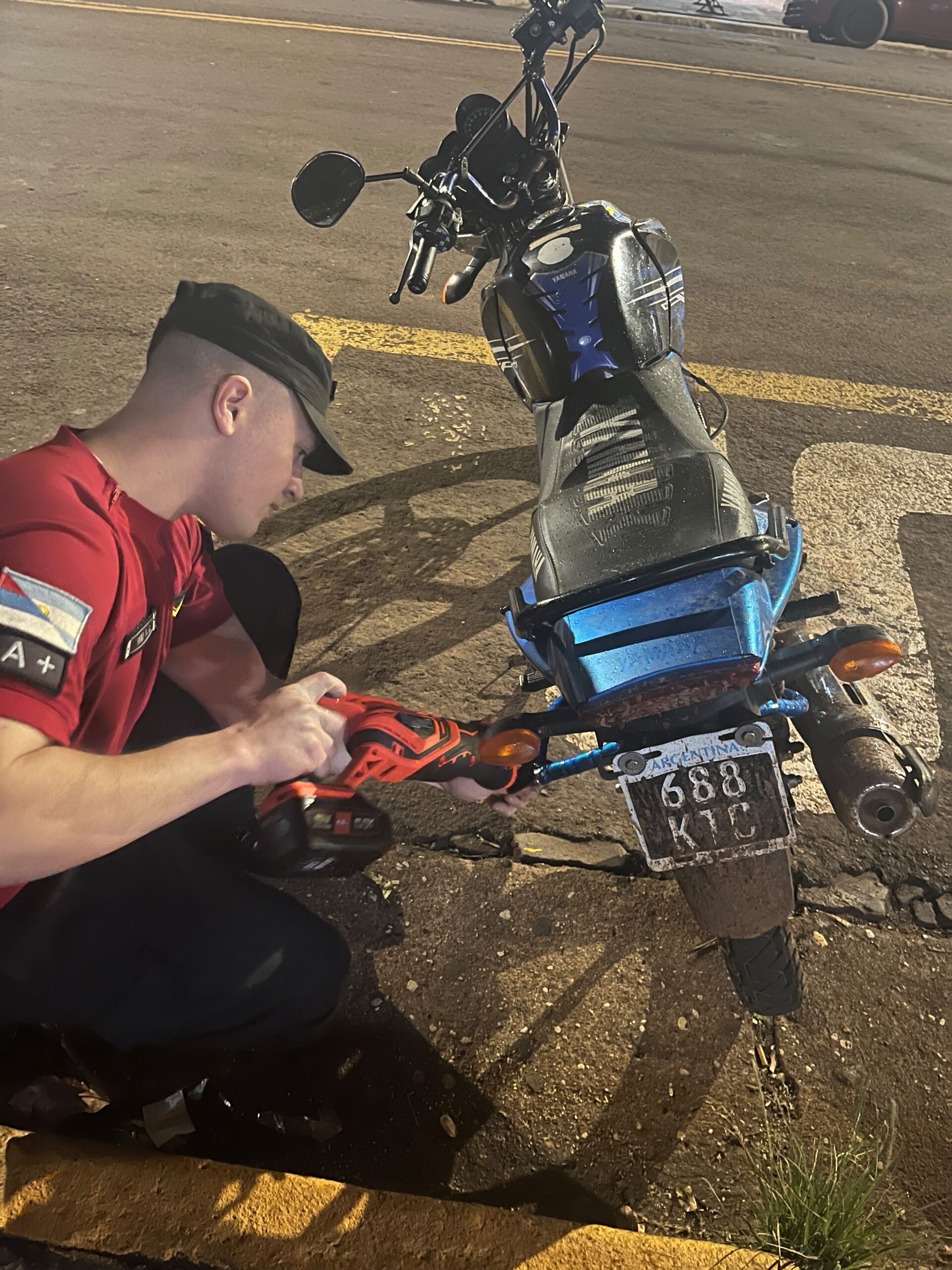Inusual pedido de auxilio: solicitó ayuda a los Bomberos para liberar su moto del candado