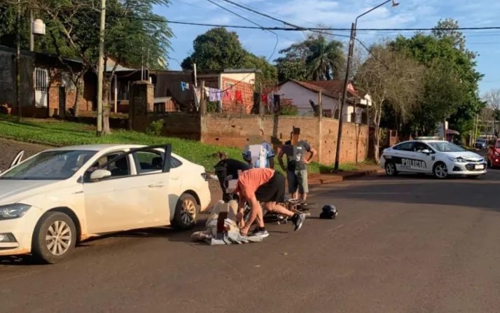 Una mujer en grave estado por choque entre una moto y un coche en Oberá