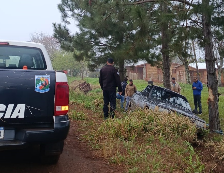 Despistó con su Renault 9 tras esquivar a otro vehículo en la Ruta 103