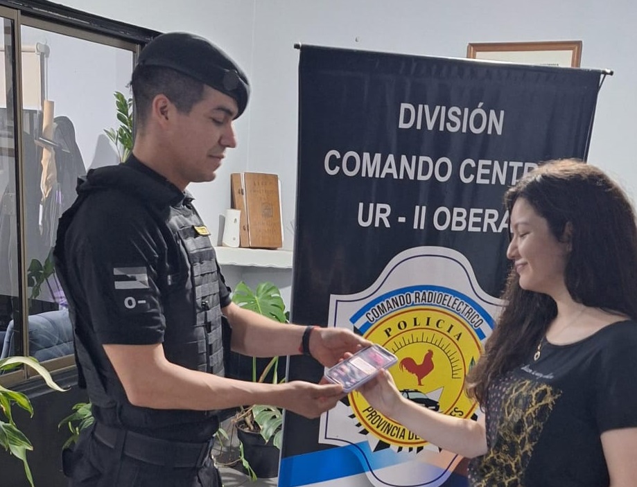 Policías encontraron un iPhone y se lo devolvieron a la dueña