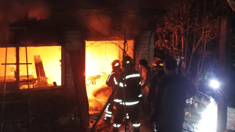Incendio destruyó una carpintería y un taller de grabado láser en Oberá