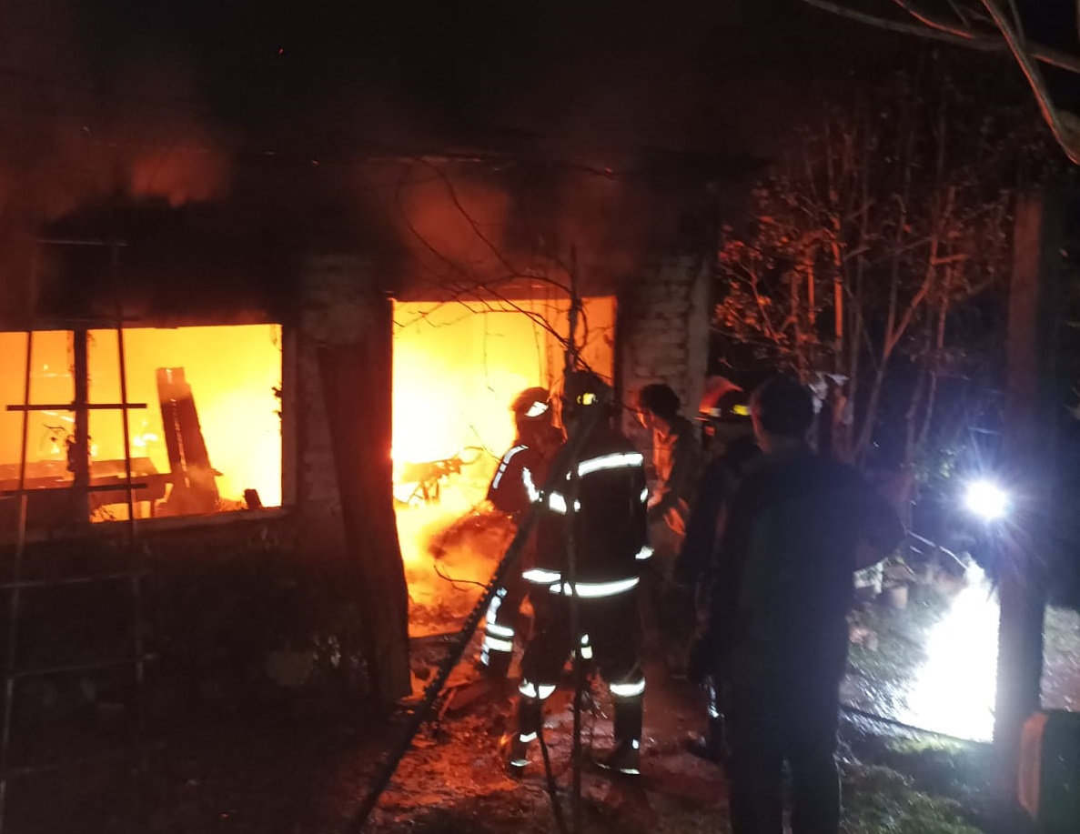 Incendio destruyó una carpintería y un taller de grabado láser en Oberá