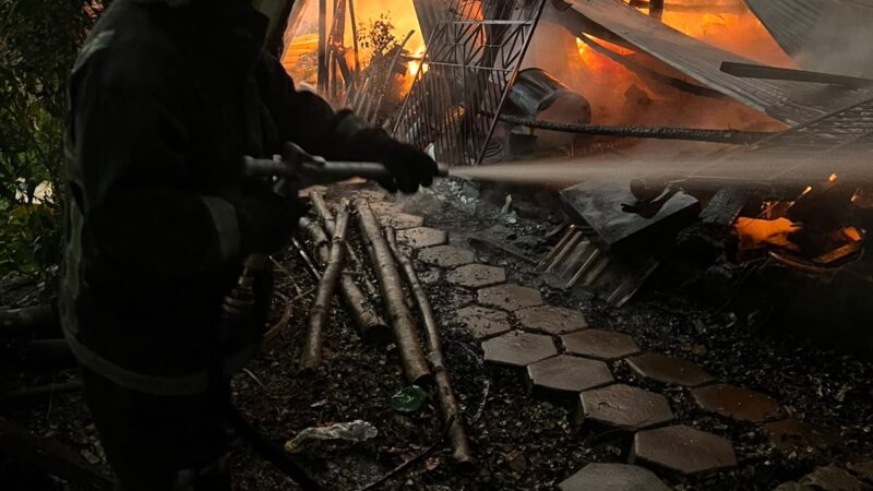 Incendio destruyó un depósito y sospechan que fue provocado