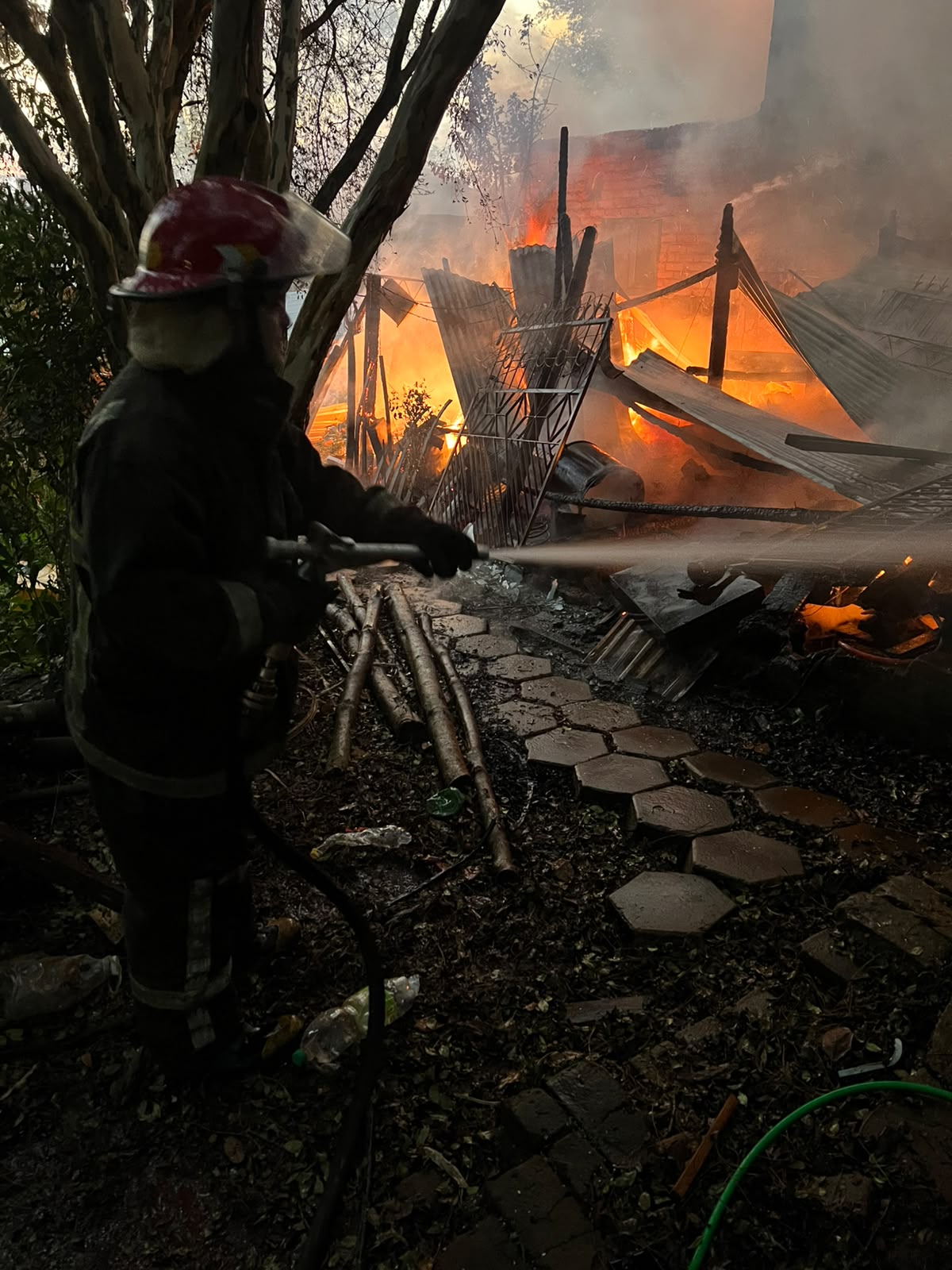 Incendio destruyó un depósito y sospechan que fue provocado
