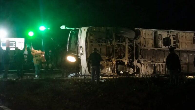 Volcó un colectivo de Capital del Monte en Corrientes, falleció una mujer y son varios heridos  