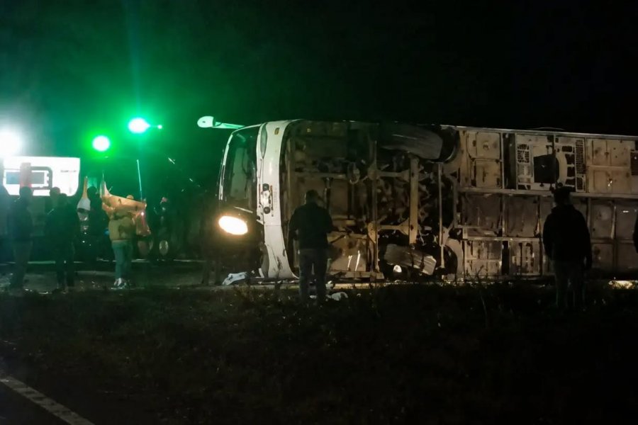 Volcó un colectivo de Capital del Monte en Corrientes, falleció una mujer y son varios heridos  