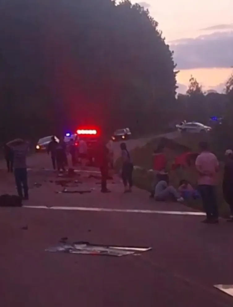 Choque entre un colectivo y un auto dejó al menos un fallecido y varios heridos