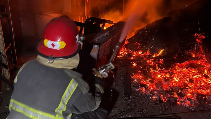 Chispas de una amoladora generaron un incendió que consumió 800 mil kilos de té