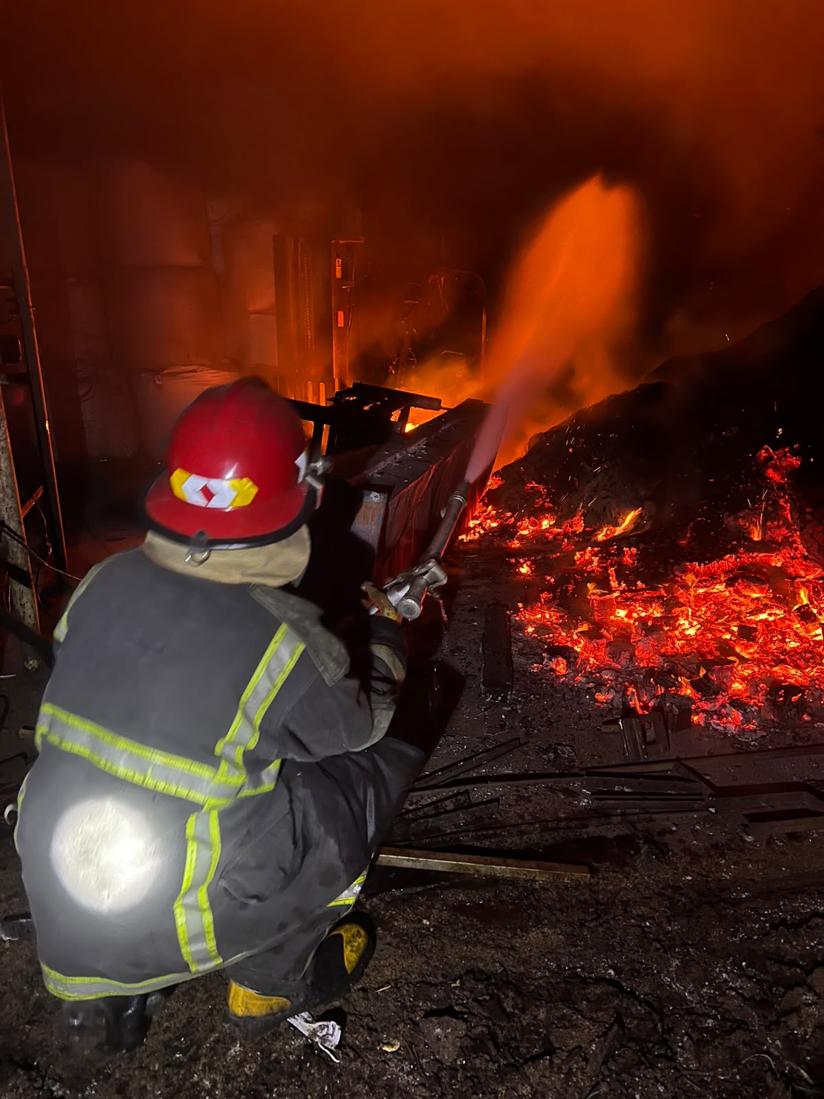Chispas de una amoladora generaron un incendió que consumió 800 mil kilos de té