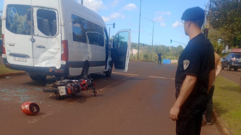 Dos heridos por choque de una moto contra una Sprinter