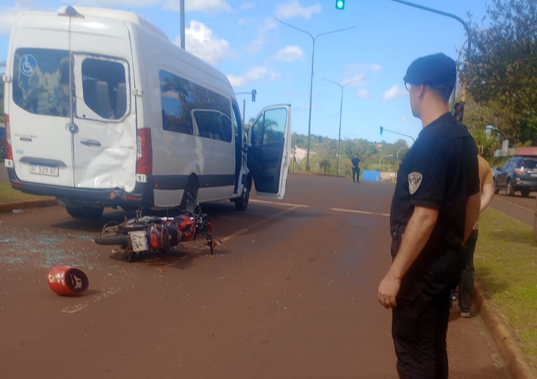 Dos heridos por choque de una moto contra una Sprinter