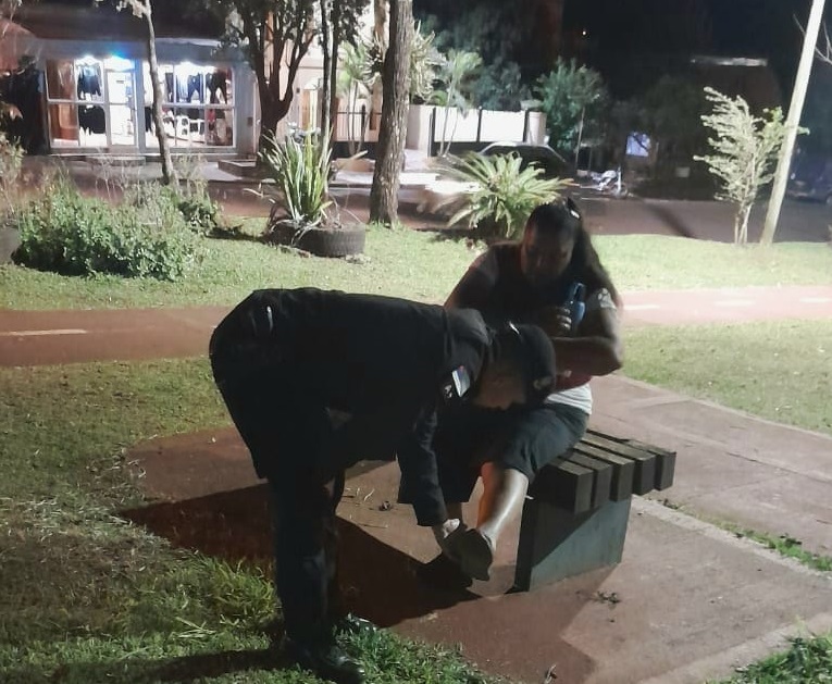 Policías asistieron a una mujer que sufrió una descompensación en plena calle