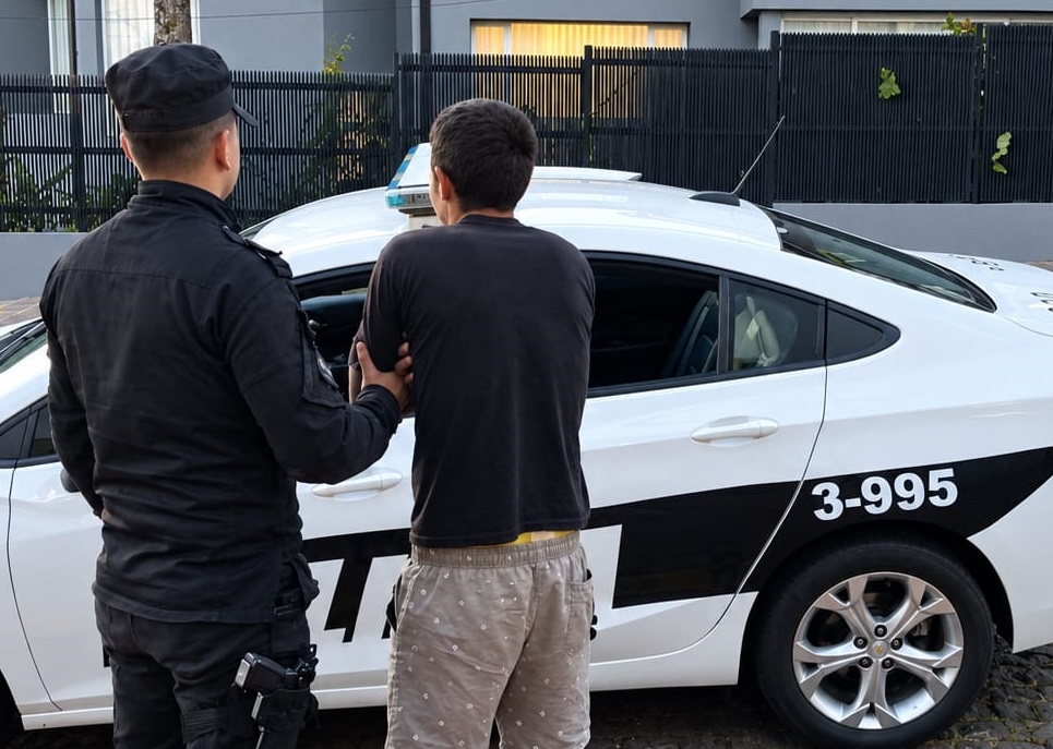 Conocido ladrón regaló una musculosa robada en un gimnasio y terminó preso otra vez