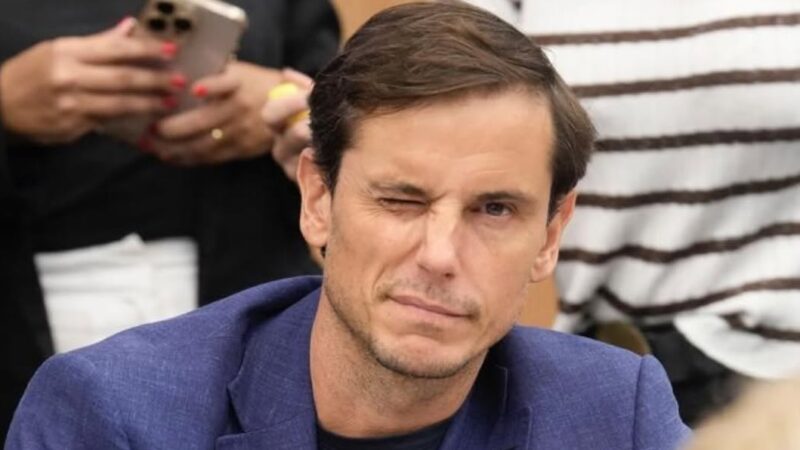 Entre descuidos y olvidos, la doble moral de Diego Hartfield: síntesis del libreto libertario