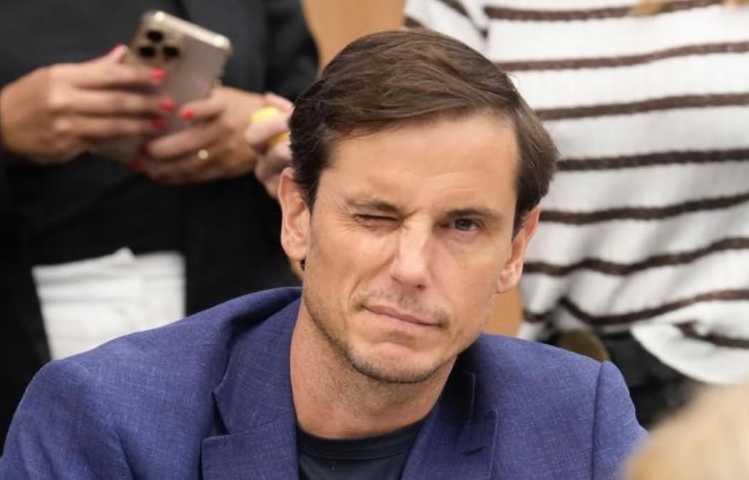 Entre descuidos y olvidos, la doble moral de Diego Hartfield: síntesis del libreto libertario