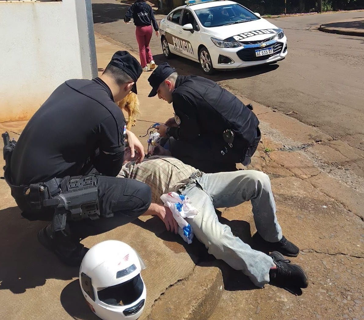 Policías auxiliaron a un abuelo de 87 años que se lastimó tras sufrir una caída