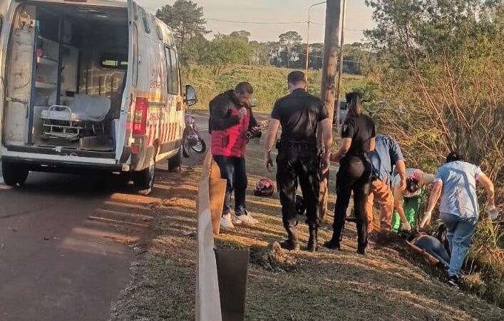 Una mujer despistó con la moto en la rotonda de 14 y 103