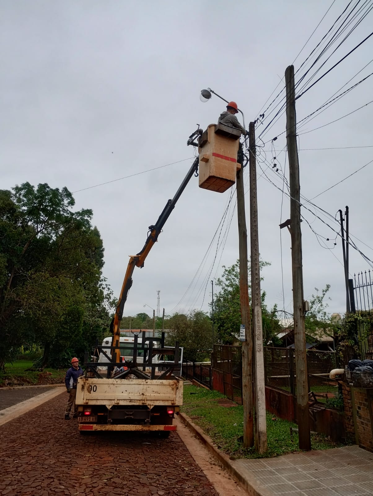 Amplían la red e instalan 10 nuevas luminarias LED en Villa Bárbaro